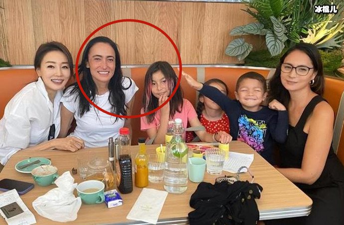 吴斐然随妈妈参加好友聚餐