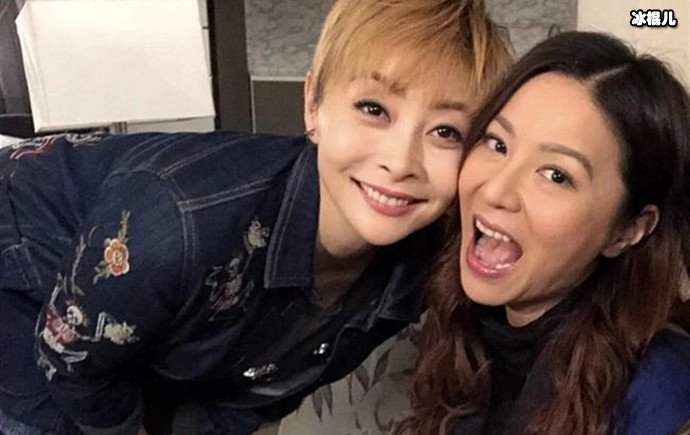 滕丽名与好友合影