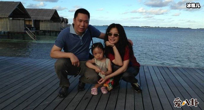 赵薇黄有龙一家三口