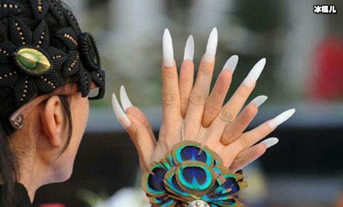 杨丽萍极具特色的美甲