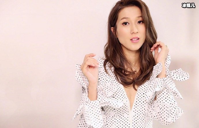 钟嘉欣以甜美形象出镜