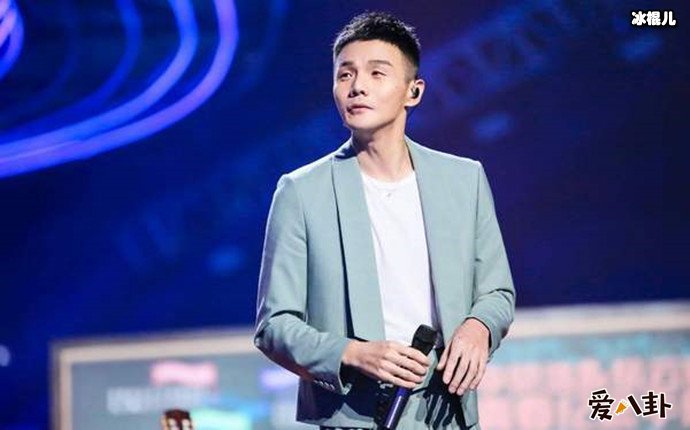 歌手李荣浩舞台照