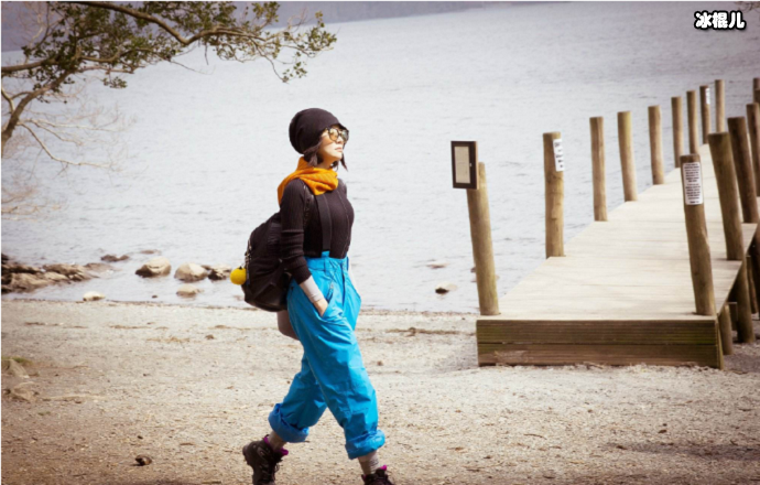 许晴一身帅气，在湖边走着