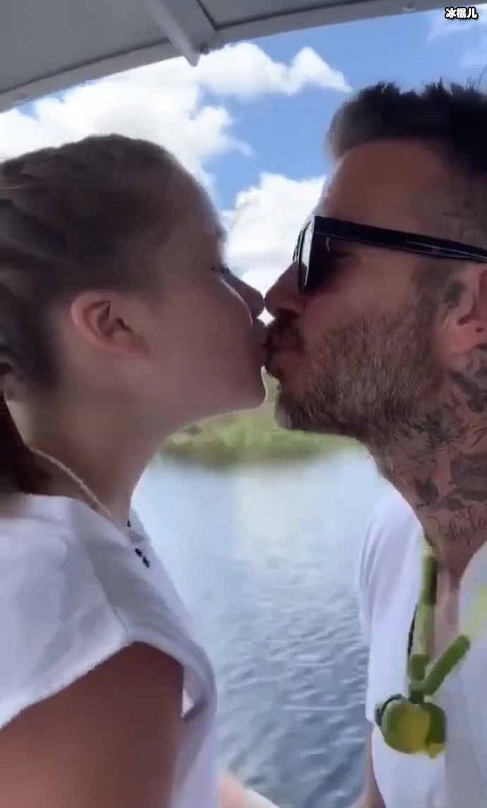 贝克汉姆亲吻小七引争议