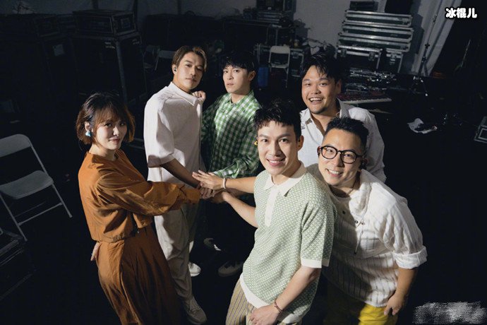 吴青峰与队友合影