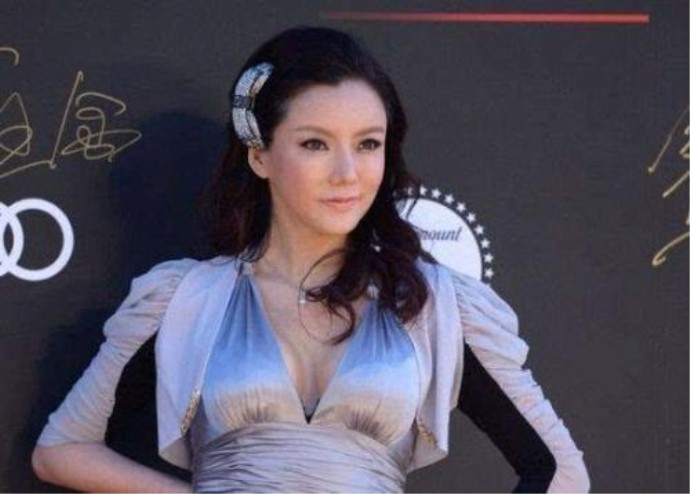 艳星彭丹被称为“波神”