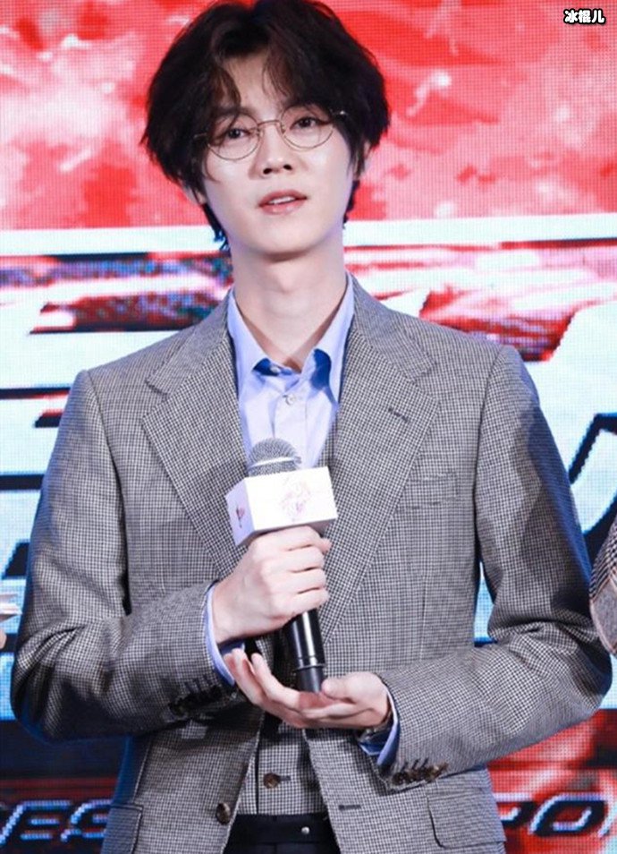 鹿晗眼镜杀造型曝光