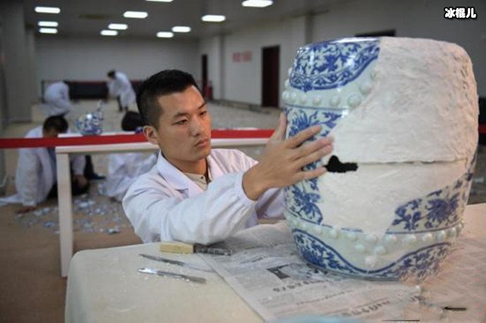 正在进行文物修复