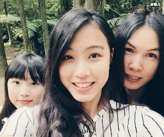 游鸿明老婆和两个女儿