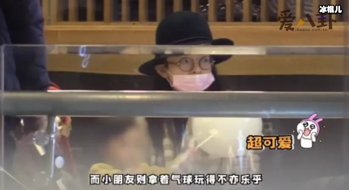 吴倩被拍到带娃与母亲聚餐