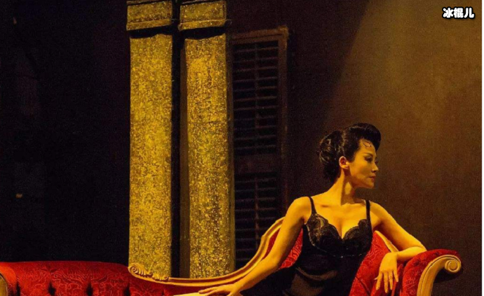 许晴倚在沙发上，身材很好