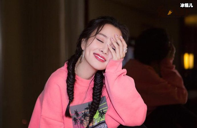 李小璐撞脸助理李桃