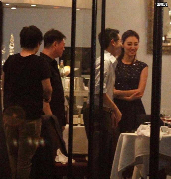 吴志成和何艳娟一起吃饭