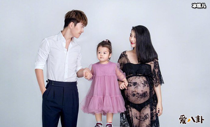 王栎鑫吴雅婷一家四口照片