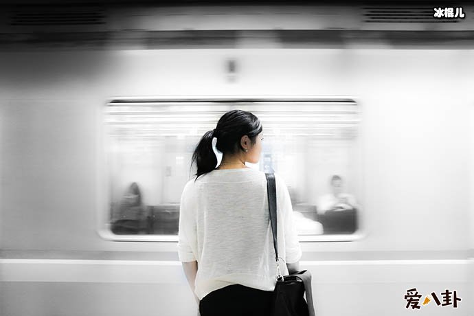 当泪挤满了眼眶谁唱的