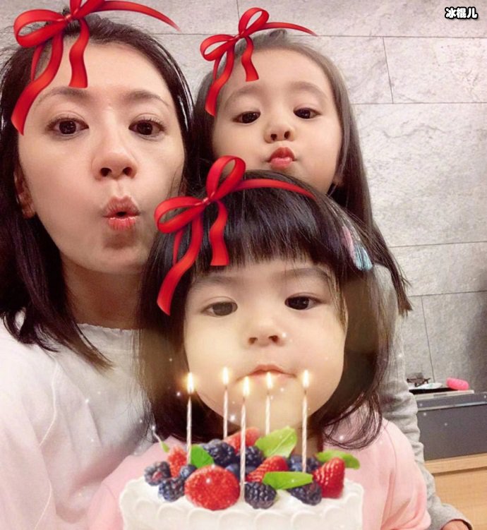 贾静雯和女儿生日合照