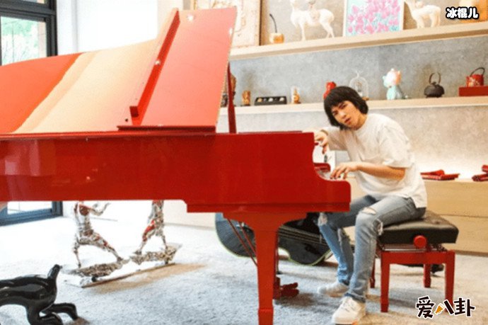 萧敬腾标志性的定制钢琴