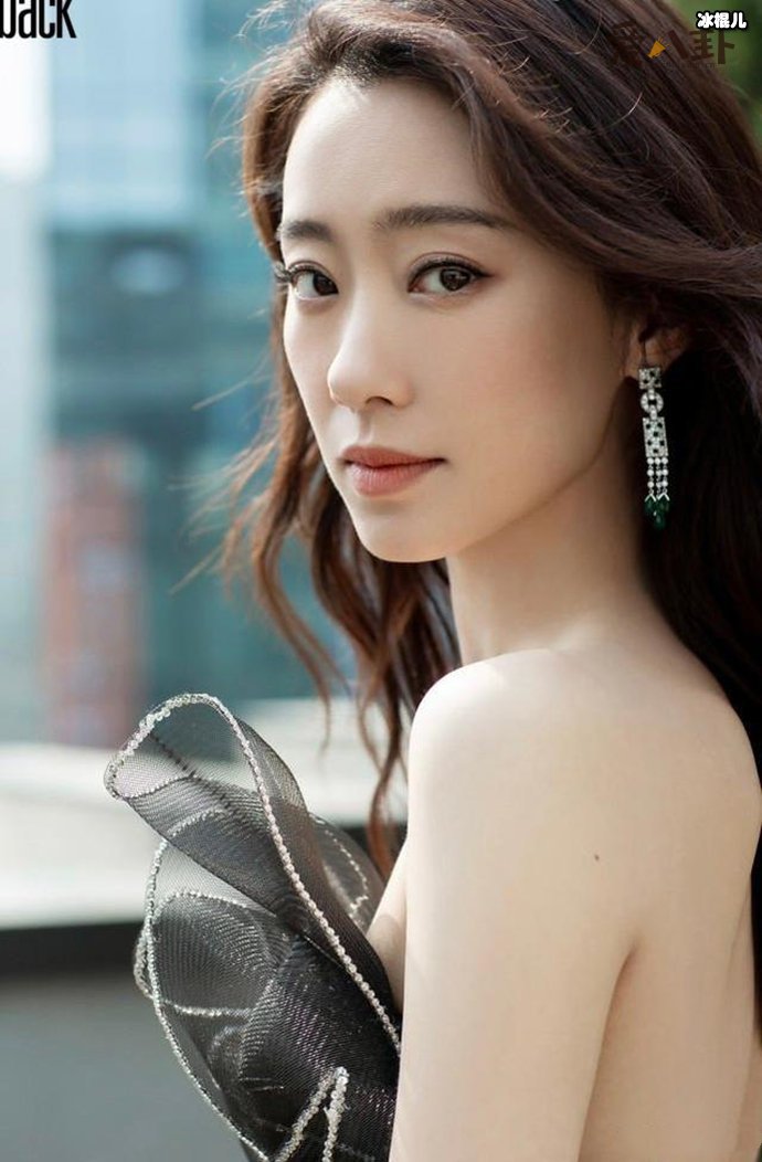 张小斐穿高奢礼服价值不菲