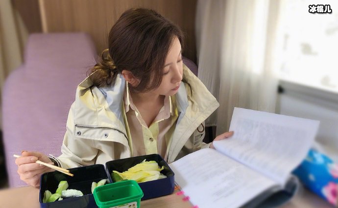 秦海璐在自己的微博上晒出照片，边吃饭边看剧本，一脸认真的样子