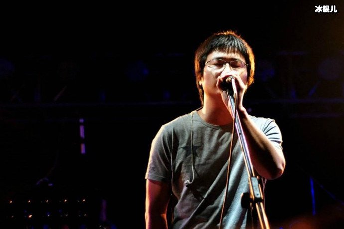 歌手李志为什么叫b哥