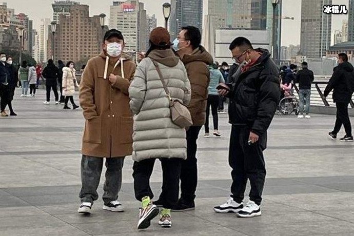 黄渤与团队逛上海外滩