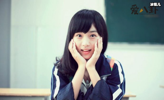 蔡卓音因校服照爆红网络