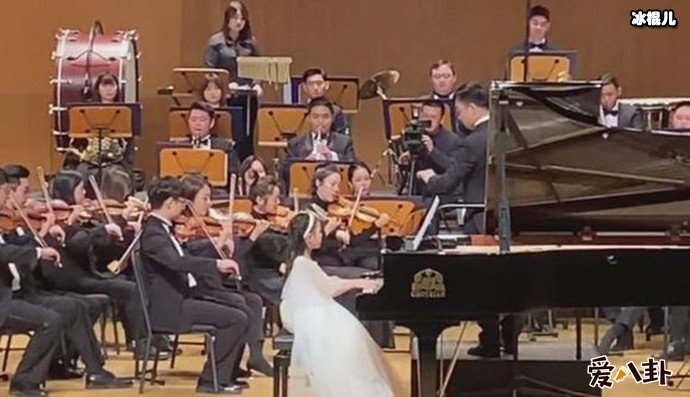 李小璐发布甜馨参加音乐会