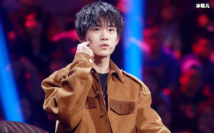 易烊千玺受不了美食的诱惑