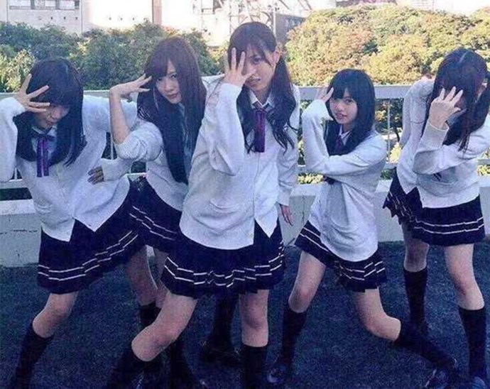 西野七濑带组合成员一起做JOJO里面的姿势