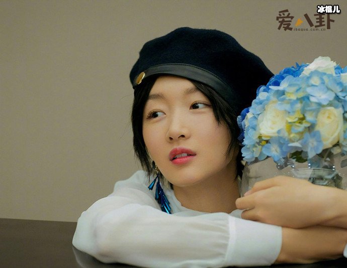 周冬雨饰演的小朵是剧中的关键