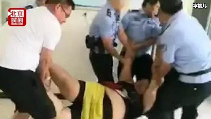 女主播强吻七旬大爷