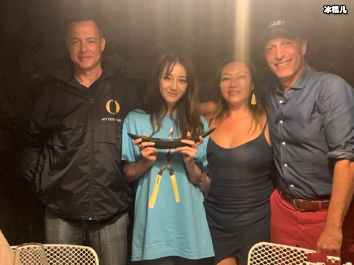 迪丽热巴和外国人合照