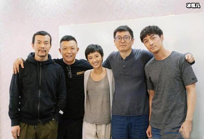 胡歌与导演等人合照