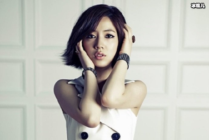 刘花英上衣滑落 舞蹈动作太大导致意外