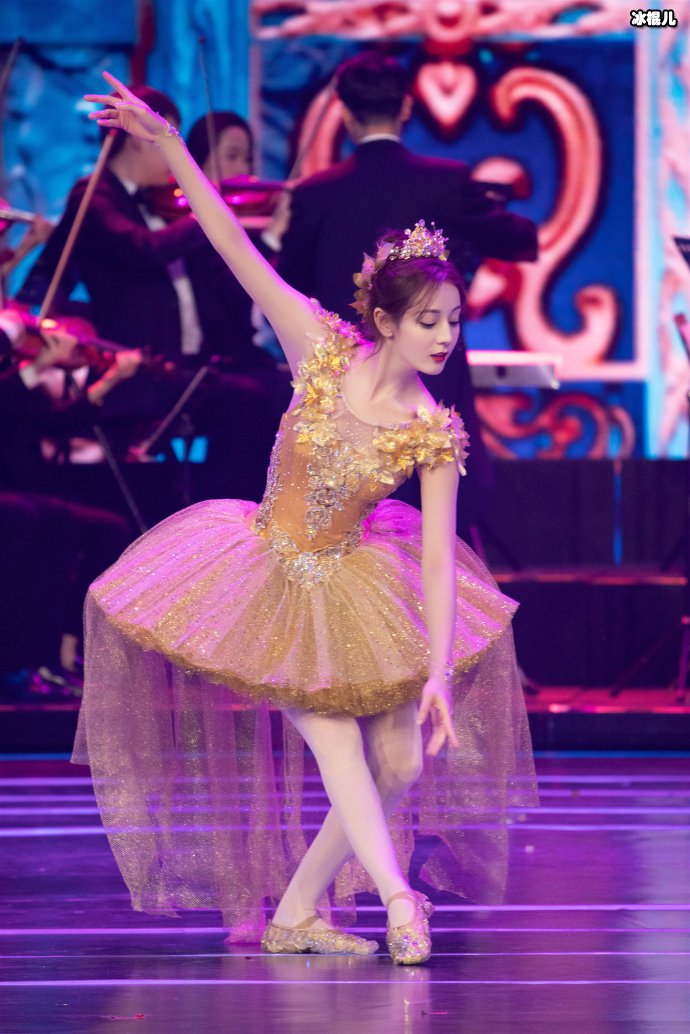 迪丽热巴表演后摔倒