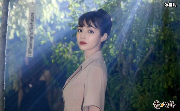 麦迪娜巴黎时装周造型