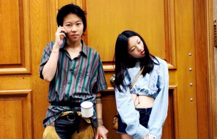 李嫣与闺蜜拍写真