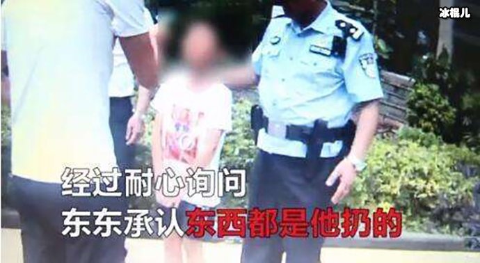 重庆一小男孩高空抛剪刀