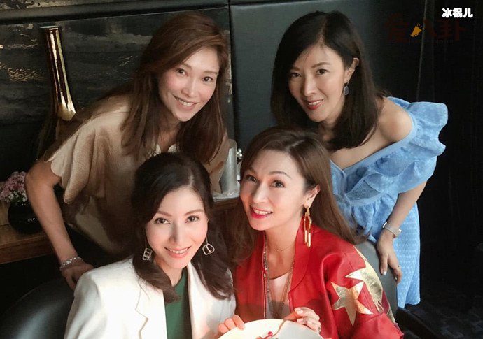 李嘉欣姐姐李嘉明(右上)