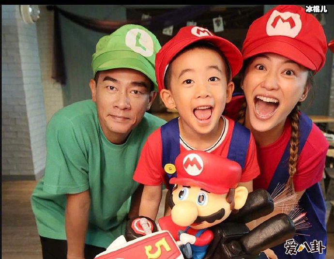 陈小春一家三口生活幸福引人羡慕