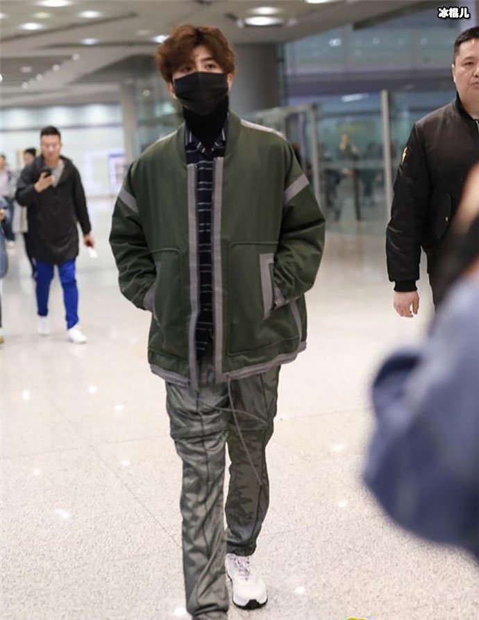 蔡徐坤现身机场