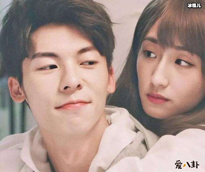 李子维黄雨萱一起看伍佰演唱会