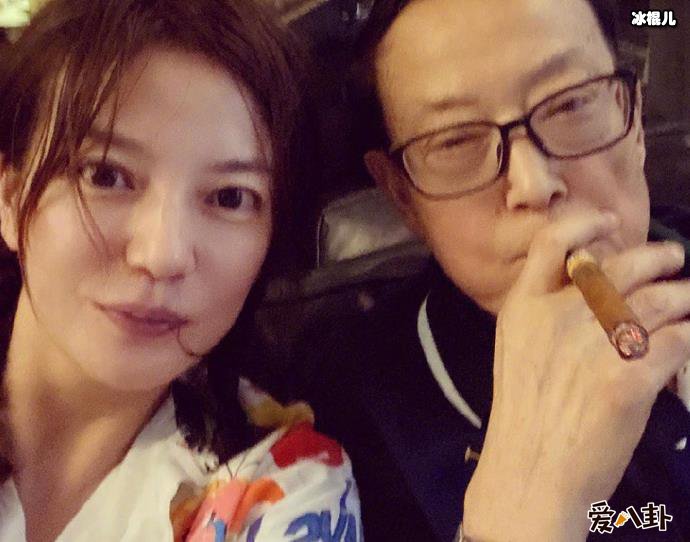 赵薇晒与爸爸合照