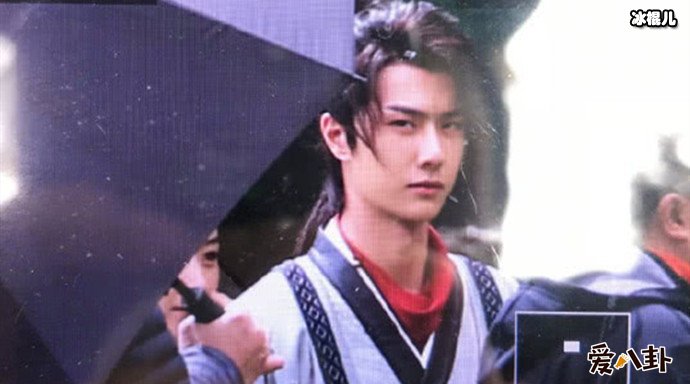 有翡王一博赵丽颖路透图