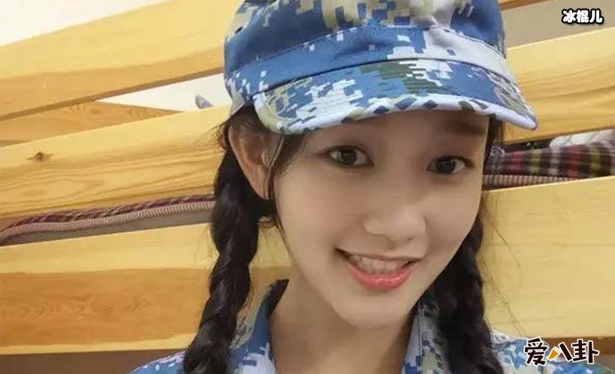 孙溯梦汐军训照