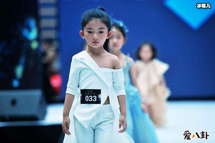 浓妆艳抹不符年龄扮相惹争议