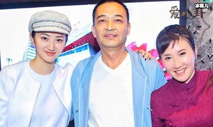 景甜与父母合影