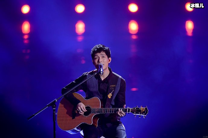 陈楚生弹吉他唱歌