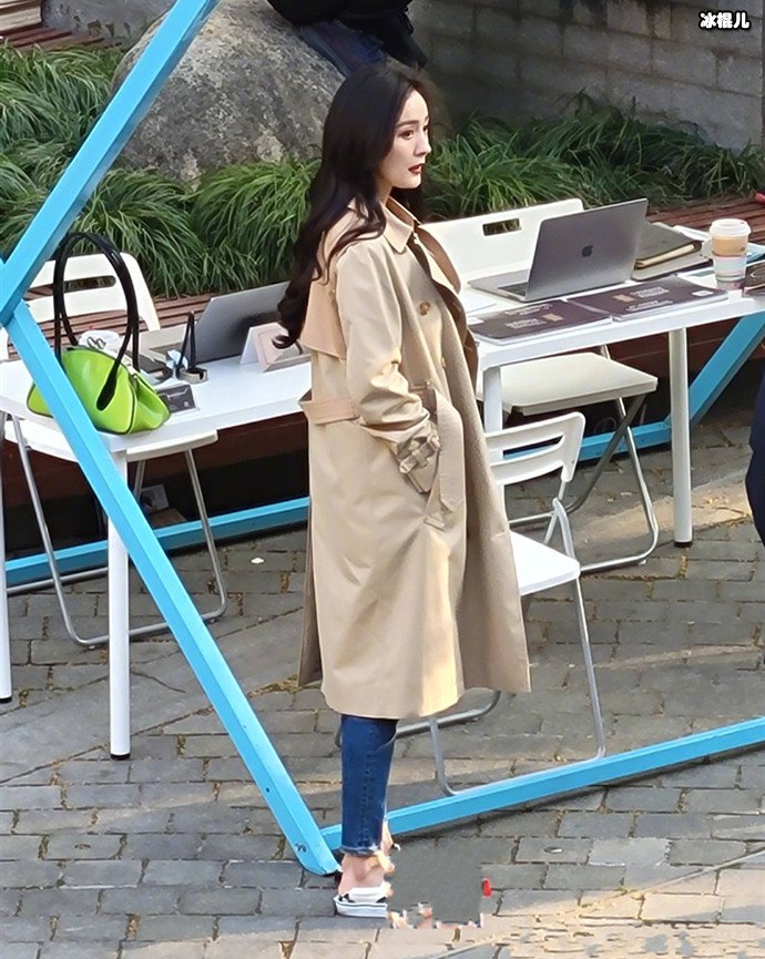 杨幂拍戏被网友偶遇