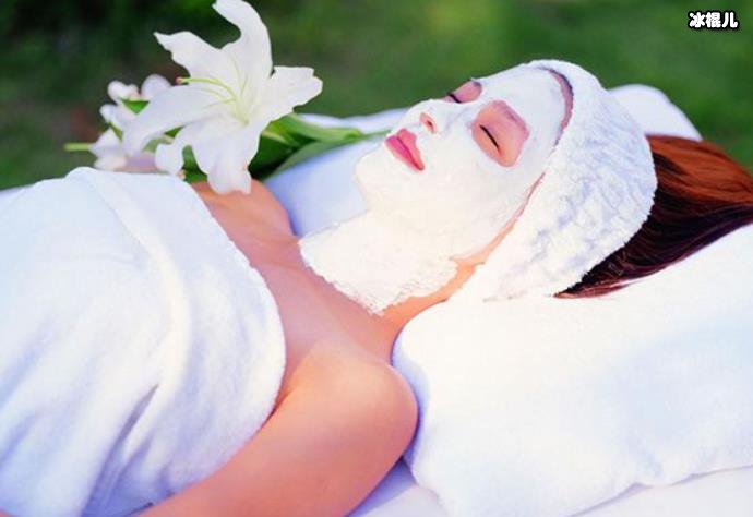 敷面膜照片